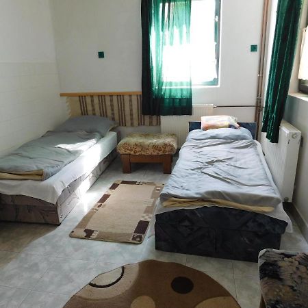 Huta Vendeghaz Hotel Kishuta Buitenkant foto