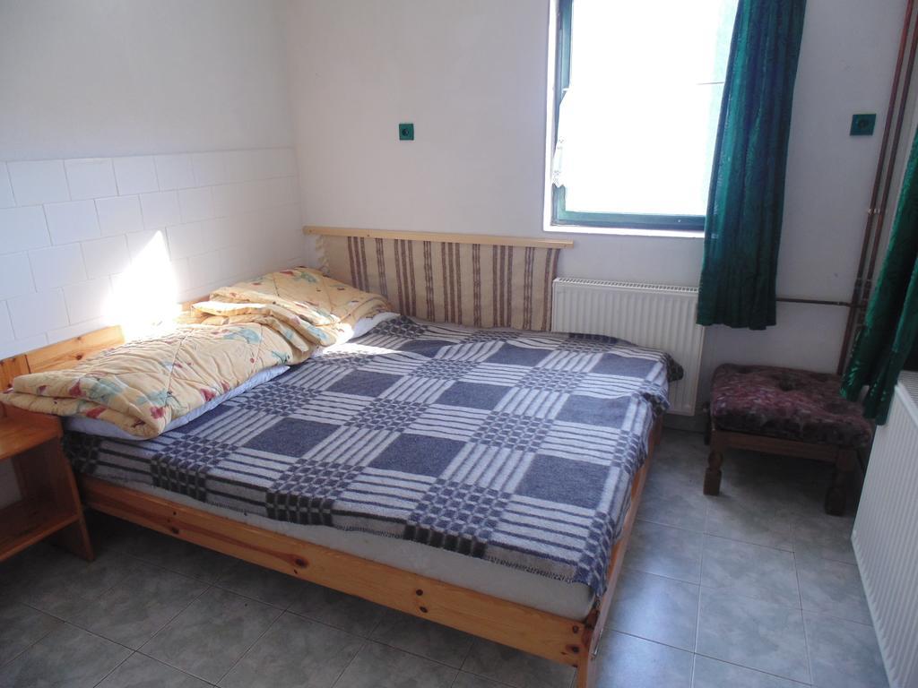 Huta Vendeghaz Hotel Kishuta Buitenkant foto