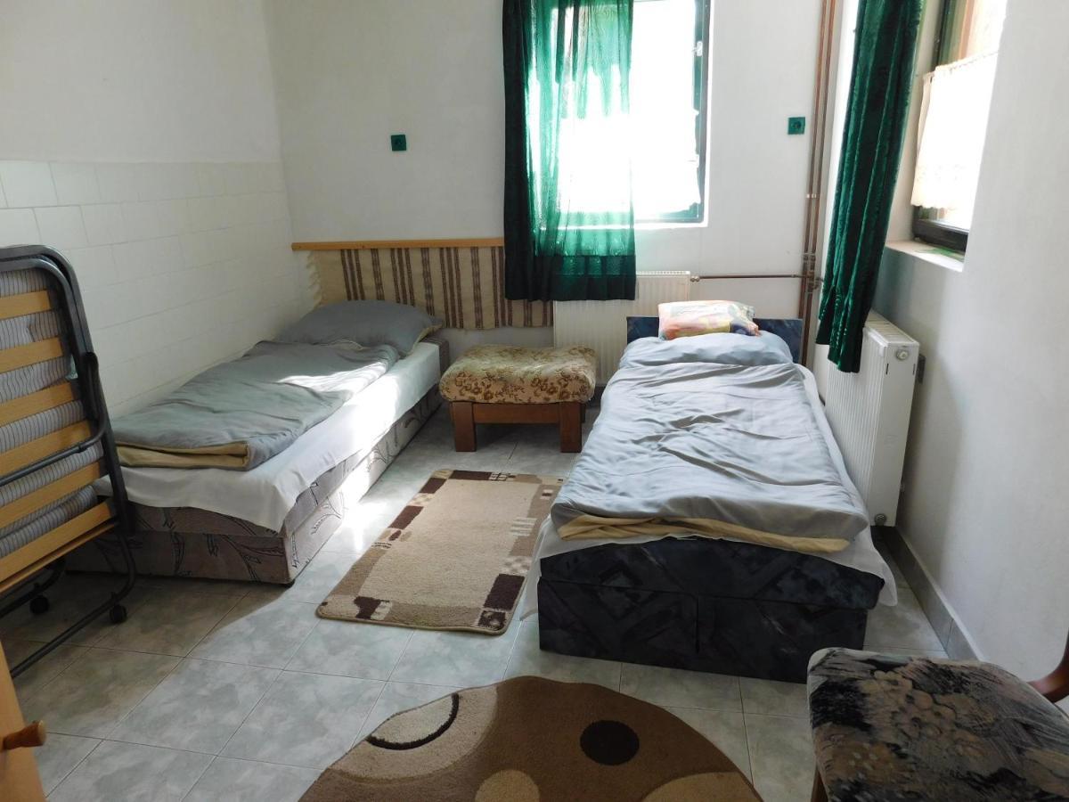 Huta Vendeghaz Hotel Kishuta Buitenkant foto